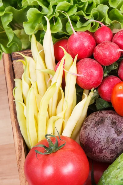 Färska Mogna Grönsaker Trälåda Som Livsmedel Som Innehåller Naturliga Vitaminer — Stockfoto