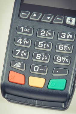 Ödeme terminali, kredi kartı okuyucu nakit ödemede kullanıyor. Finans ve bankacılık kavramı