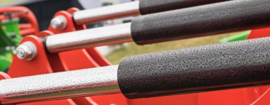 Kırmızı pnömatik ya da hidrolik makinede siyah pistonlar ya da aktivatörler. Teknoloji ve mühendislik