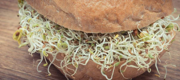 Alfalfa Radijs Spruiten Met Volkoren Broodje Gezonde Toevoeging Aan Sandwiches — Stockfoto