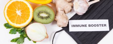 Doğal sağlıklı vitaminler ve koruyucu maske olarak sebzeli taze olgun meyveler. Covid-19 salgınlarında bağışıklığın güçlenmesi