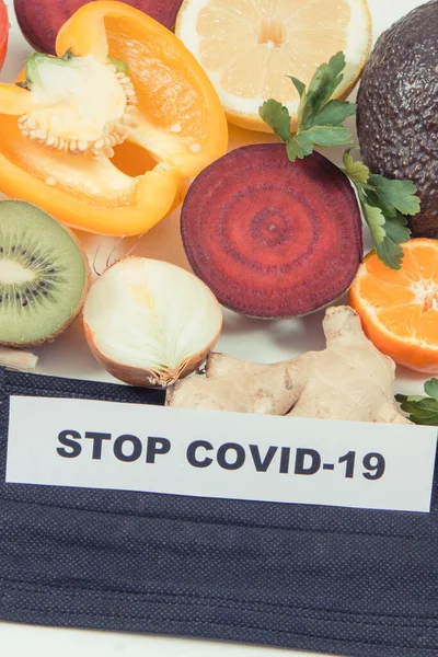 Inscriptie Stoppen Covid Vers Rijp Fruit Met Groenten Beschermende Masker — Stockfoto