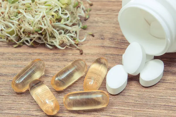 Természetes Vitaminokat Tablettákat Tartalmazó Friss Retekcsírák Választás Egészséges Táplálkozás Tabletták — Stock Fotó