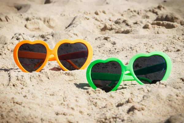 在沙滩上 太阳镜可作为防晒霜 旅行和休假时间概念 — 图库照片
