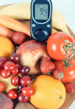 Şeker seviyesini ölçmek ve ölçmek için glikoz ölçer ve sebzeli taze sağlıklı meyve. Diyabet ve kaynak doğal mineraller ve vitaminler