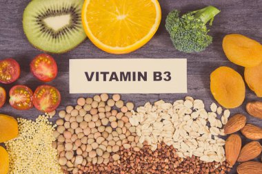 B3 vitamini ve mineraller içeren sağlıklı doğal bileşenler. Besleyici yiyecekler. Koyu arkaplan