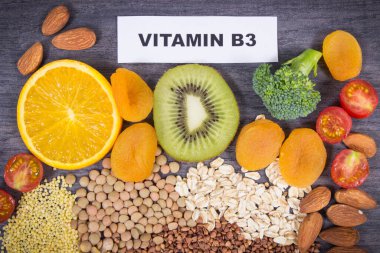 B3 vitamini ve mineraller içeren sağlıklı doğal bileşenler. Besleyici yiyecekler. Koyu arkaplan