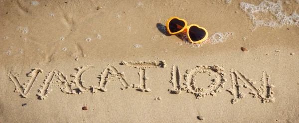 Напис Відпустка Сонцезахисні Окуляри Морська Хвиля Піску Пляжі Концепція Літнього — стокове фото