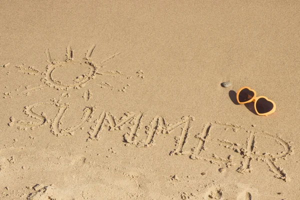 ビーチで砂の上に太陽とサングラスの形をした碑文の夏 休暇時間の概念 — ストック写真