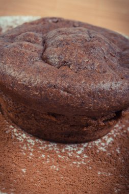 Cam tabakta taze pişmiş ev yapımı çikolatalı kekler. Farklı durumlar için lezzetli bir tatlı.
