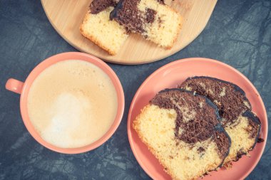 Kakaolu ve çikolatalı hamur mayası, sütlü kahve. Tatlı nefis.