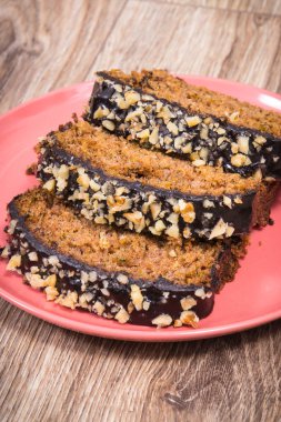 Tahtada kuru üzüm ve fındıklı kabaktan yapılmış taze pişmiş hamur işi. Tatlı nefis.