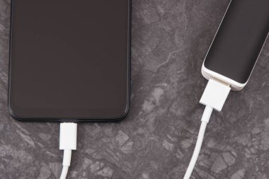Dış siyah enerji bankası boş akıllı telefon veya cep telefonunu şarj ediyor