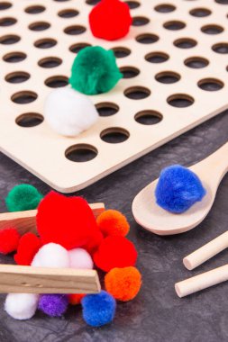 Çocukların motor becerilerini, koordinasyonunu, yaratıcılığını ve mantıksal düşüncelerini oynamak ve geliştirmek için kullanılan küçük renkli ponponlar.