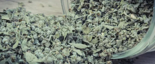 異なる料理のためのスパイスとして乾燥した緑のマルジョラムのヒープ — ストック写真