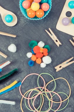 Çocukların motor becerilerinin, koordinasyonunun, yaratıcılığının ve mantıksal düşüncenin oyun ve gelişimi için kullanılan farklı küçük renkli aksesuarlar