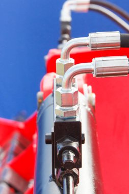 Endüstriyel ya da tarımsal makinedeki hidrolik ya da pnömatik mekanizmanın ayrıntıları ve bir kısmı. Teknoloji ve mühendislik