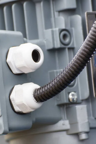 接続ケーブル付きの電気ボックス 詳細と電気エンジンの一部 産業機械の一部 — ストック写真