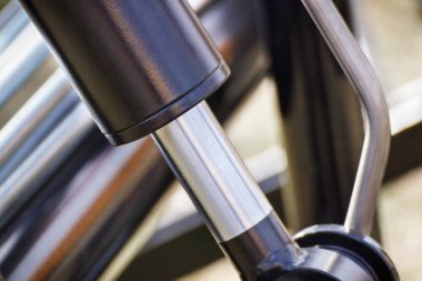 Makinedeki endüstriyel hidrolik ve pnömatik mekanizmanın bir parçası olarak piston ya da aktüatör. Makine ve teknoloji.