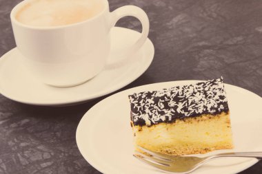 Taze pişmiş ev yapımı peynirli kek ve bir fincan beyaz kahve. Tatlı nefis.