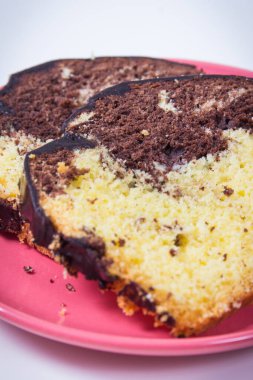 Kakaolu taze hamur mayası. Lezzetli tatlı. Beyaz arkaplan