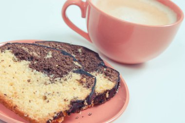 Kakaolu ve çikolatalı hamur mayası, sütlü kahve. Tatlı nefis.