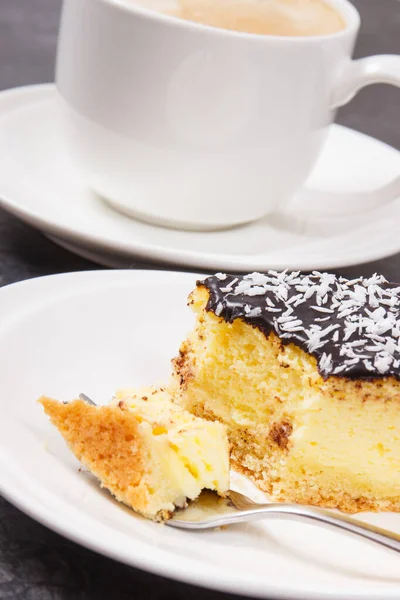 Taze pişmiş ev yapımı peynirli kek ve sütlü kahve. Tatlı nefis.