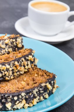 Mavi tabakta taze pişmiş kabak hamuru ve bir fincan beyaz kahve. Tatlı nefis.