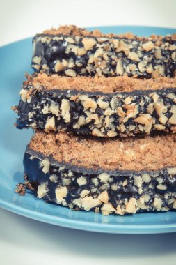 Fındık ve kuru üzümlü kabaktan yapılmış taze pişmiş hamur işi. Lezzetli tatlı. Beyaz arkaplan