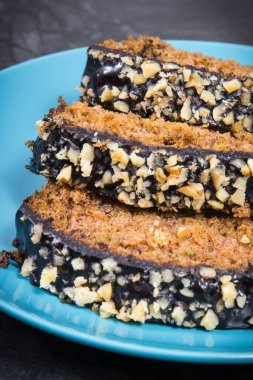 Fındıklı kabak ve kuru üzümlü taze fırınlanmış hamur işi. Tatlı nefis.