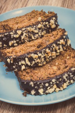 Fındık ve kuru üzümlü kabak hamuru parçaları. Taze ev yapımı lezzetli tatlı. Vintage fotoğraf