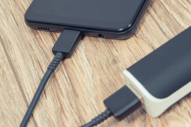 Dış güç bankası akıllı telefon veya cep telefonunu şarj ediyor