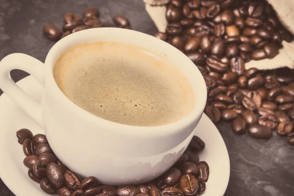 Koffie Witte Beker Gebrande Geurige Koffiebonen Jute Zak — Stockfoto