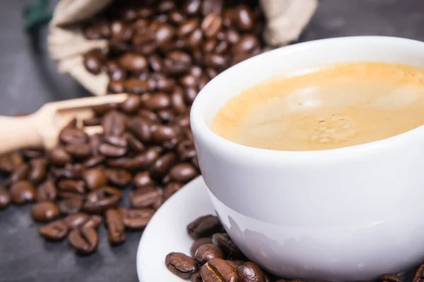 Кофе Белой Чашке Жареный Ароматный Кофе Зернах — стоковое фото