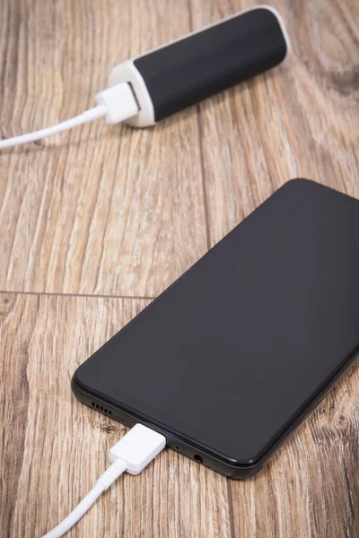 External Powerbank Charging Empty Battery Smartphone Mobile Phone — Stock Photo, Image