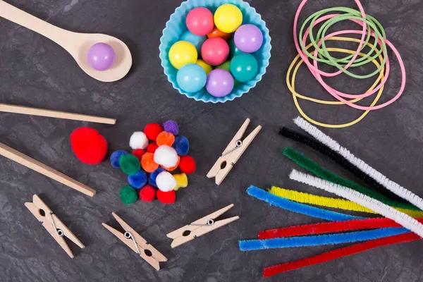Küçük Renkli Ponponlar Toplar Tahta Kaşık Maşayla Silgi Çocukların Motor — Stok fotoğraf