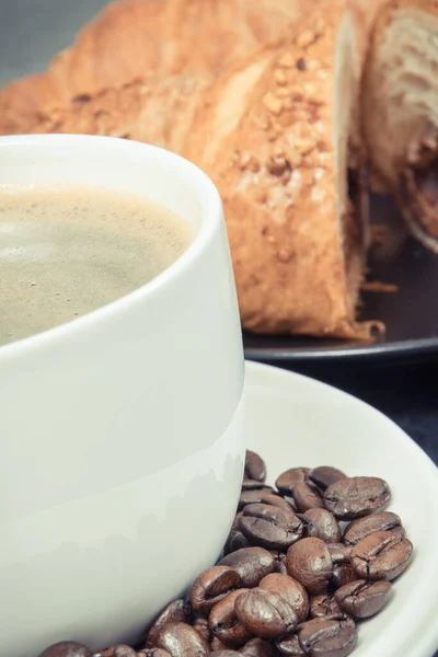 白杯咖啡和新鲜烤羊角面包加巧克力 — 图库照片