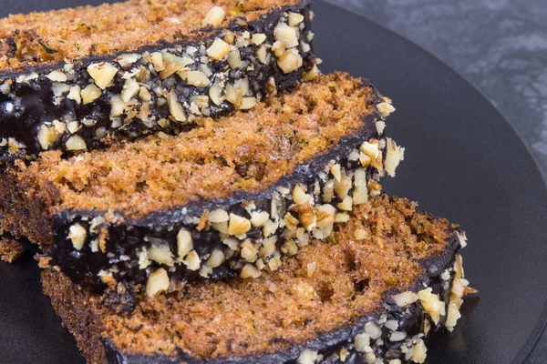 Taze ev yapımı kabaklı hamur işi fındıklı ve çimento üzerinde kuru üzümlü.