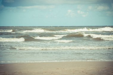 Sahile ve deniz dalgalarına bak. Denizde fırtınalı ve rüzgarlı bir gün. Seyahat ve turizm