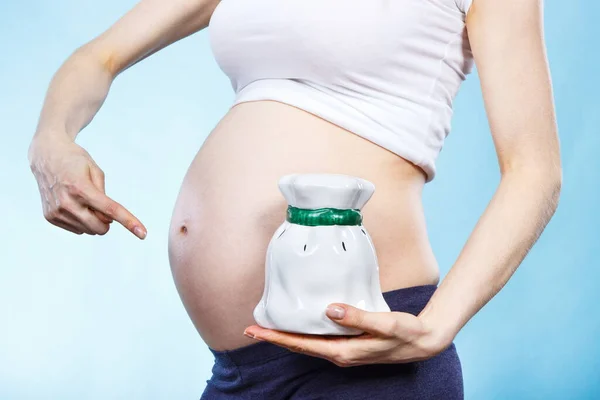 Mujer Embarazada Una Caja Dinero Costo Criar Niño Esperando Recién —  Fotos de Stock