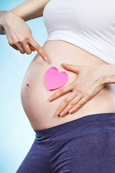 Gravid Kvinna Med Rosa Hjärta Magen Väntar Nyfödda Utöka Familjen — Stockfoto