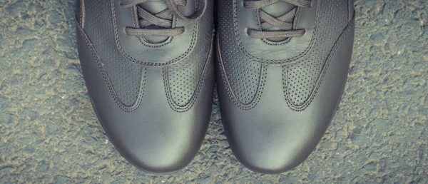 Asfalt Yolda Patikada Rahat Kahverengi Deri Ayakkabılar Erkek Ayakkabısı — Stok fotoğraf