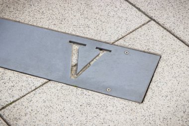 Beş numaralı Roma rakamı şehirdeki taş kiremitlerden yapılmıştır.