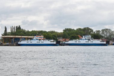 Swinoujscie, West Pomeranian - Polonya - 13 Haziran 2021: Bielik 3 ve IV feribotlarında yolcu ve araba taşımak için kullanılan görüntüler. Swina Nehri 'ni geçen feribot noktası.