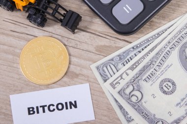 Bitcoin, minyatür kazıcı ve dolar. Kripto para biriminin sembolü. Uluslararası ağ ödemesi. Finans kavramı