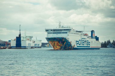 Swinoujscie, Batı Pomeranian - Polonya - 13 Haziran 2021: Swinoujscie limanından ayrılıp Ystad 'a giden Krakovia feribotuna bakın. Yolcuları ve arabaları taşı