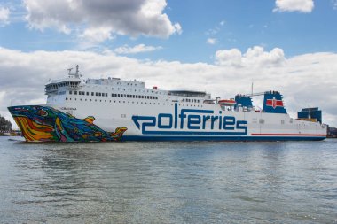 Swinoujscie, Batı Pomeranya - Polonya - 13 Haziran 2021: Swinoujscie limanından kalkan Krakovia feribotu. Yolcuları ve arabaları Ystad 'a naklet