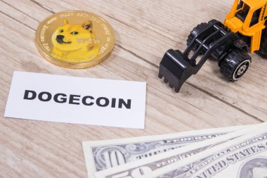 Dogecoin, minyatür kazıcı ve dolar. Kripto para biriminin sembolü. Uluslararası ağ ödemesi. Finans kavramı