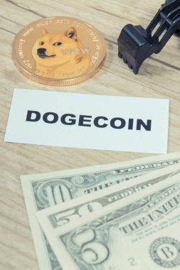 Dogecoin, minyatür kazıcı ve dolar. Kripto para biriminin sembolü. Uluslararası ağ ödemesi. Finans kavramı
