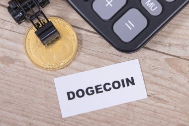 Dogecoin, minyatür kazıcı ve hesap makinesi. Kripto para biriminin sembolü. Uluslararası ağ ödemesi. Finans kavramı